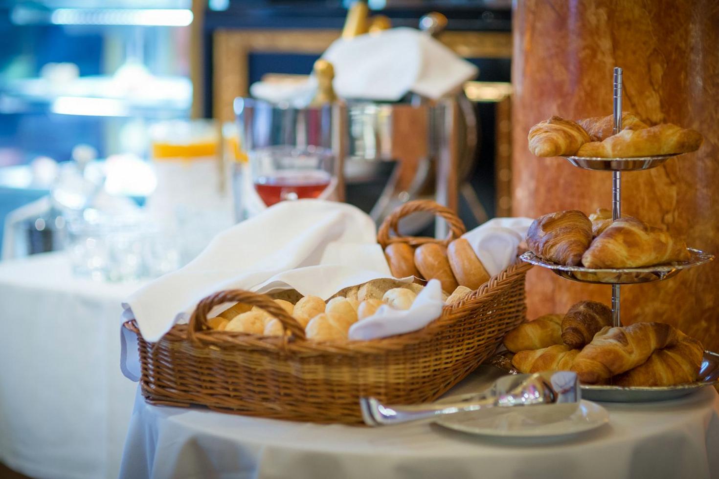 Elegant breakfast lounge